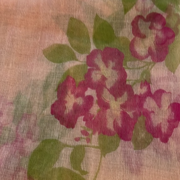 Sheer peach scarf with flowered design - Picture 3 of 5
